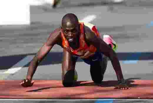 Kenyan Runner Collapses Near Finish Line at a Marathon in Germany, Crawls to Win Silver [VIDEO]