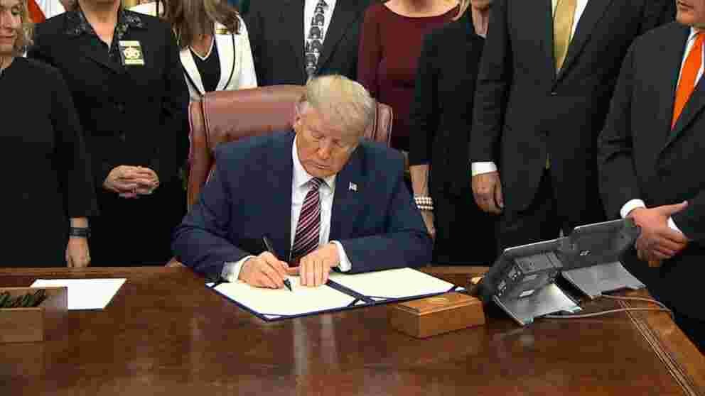 Trump to Sign New Executive Order Freezing Green Cards, Visas for Foreign Workers