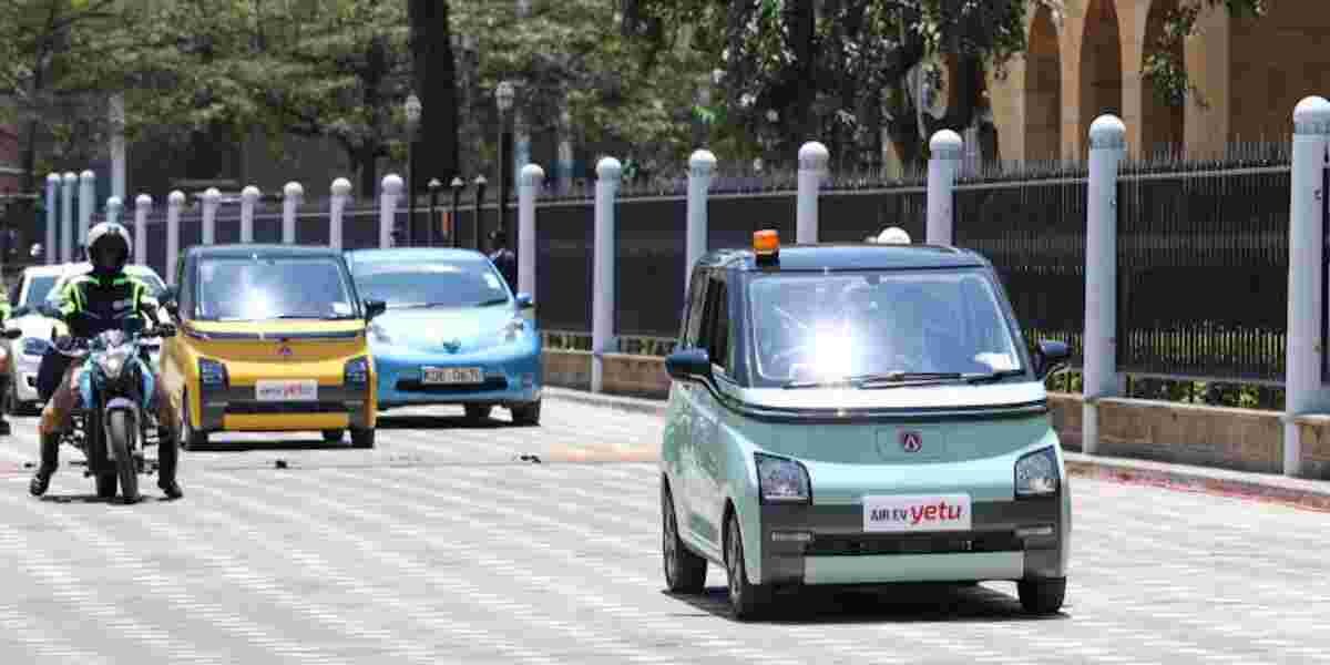 Ruto Drives Self in Electric Car to KICC for Youth Climate Assembly