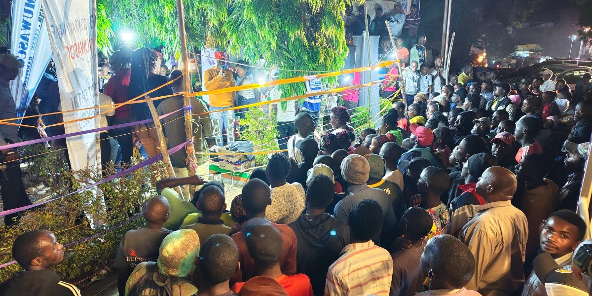 Murang’a Man Surpasses Truphena’s 72-hour Tree-Hugging Record, Draws Massive Crowd