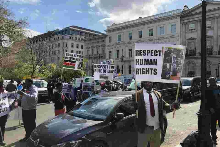 Kenyans in London Openly Show their Differences as President Kenyatta Leaves Chatham House [VIDEO]