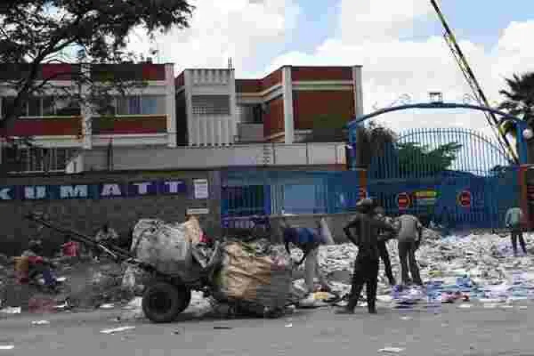 Nairobi Residents Loot Sh200 Million of Nakumatt's Stock after Dramatic Eviction