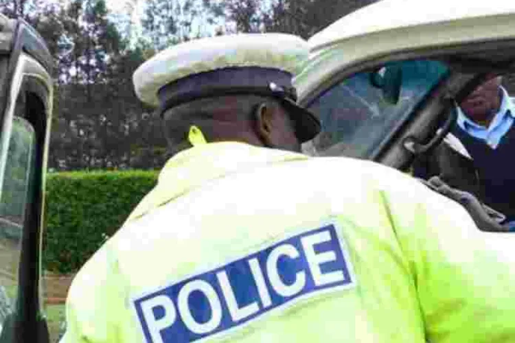 Nairobi Traffic Cop Refuses to Take Bribe from a Matatu Driver [VIDEO]