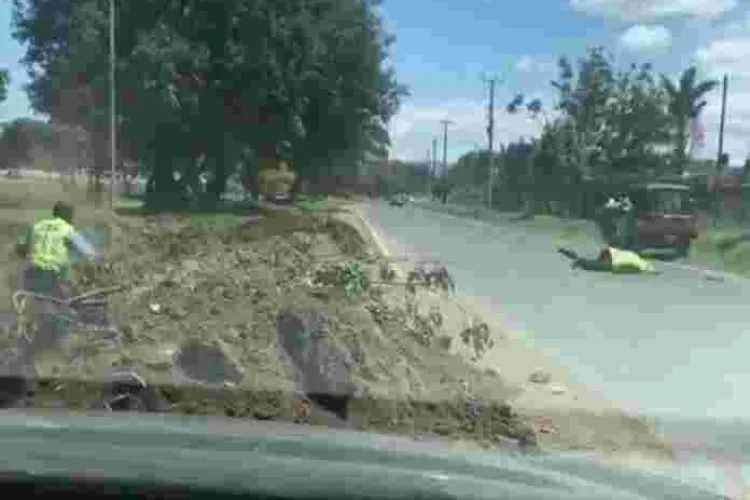 Video of Tuk Tuk Driver Hurling Stones at Two Kenyan Traffic Police Officers Goes Viral Online