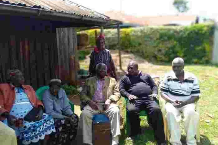 Why Photo of Retired President Mwai Kibaki Visit to His Sister’s Home on Christmas Has Baffled Kenyans Online