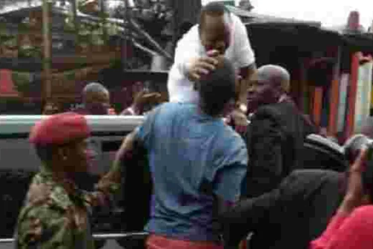 Nairobi Hawker Who Sold Chewing Gums to President Uhuru in 2017 Finally Receives His Sh40 [VIDEO]