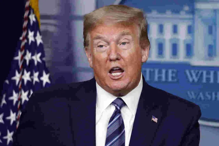 Trump Signs Executive Order Suspending Green Cards Issuance