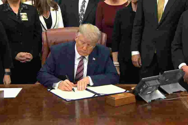 Trump to Sign New Executive Order Freezing Green Cards, Visas for Foreign Workers
