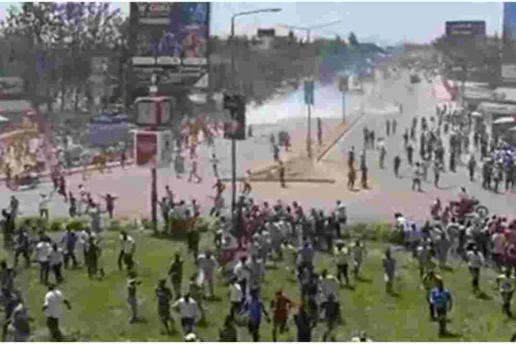 Chaos as Rowdy Youth Stone Deputy President William Ruto's Convoy in Kisumu  