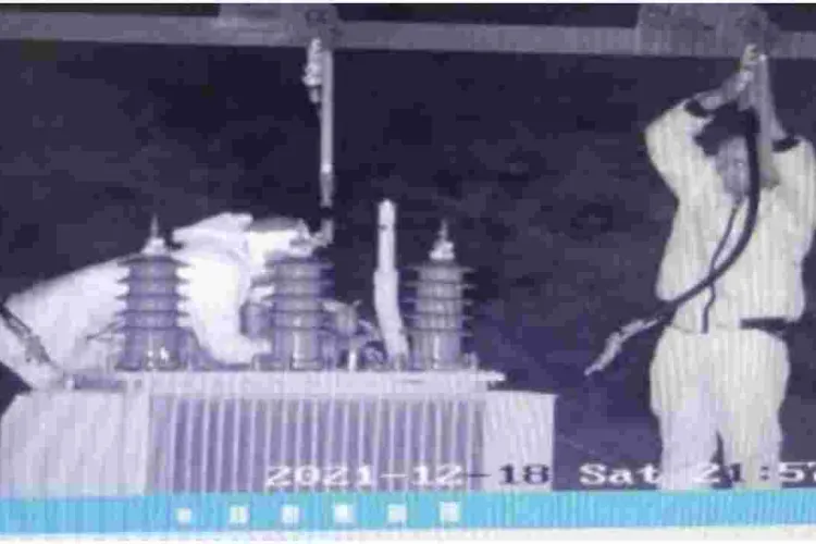 Detectives in Hot Pursuit of Thugs Caught on CCTV Vandalizing SGR Transformers 