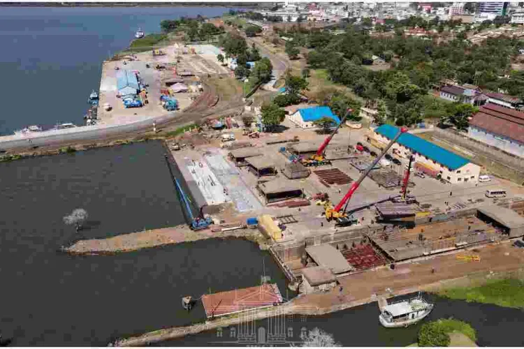 President Uhuru Makes an Impromptu Visit to Kisumu Port 