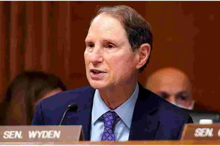 Senator Says ICE Secretly Collected Data of Money Transfers Sent to and from the US