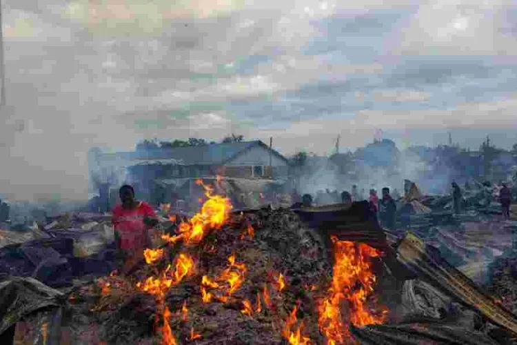 Traders Count Losses as Fire Razes Down Toi Market 