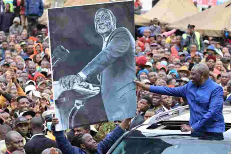 Ruto Buys Artistic State House Model From Githurai Artists
