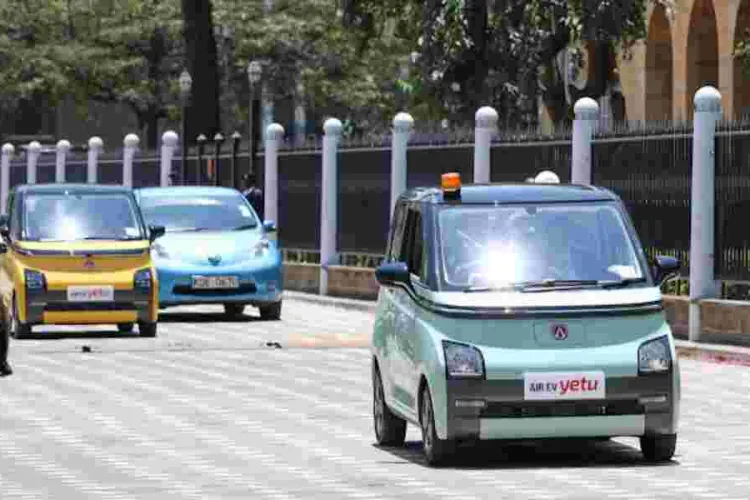 Ruto Drives Self in Electric Car to KICC for Youth Climate Assembly