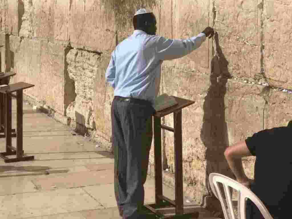 Raila in Sarel's Wailing wall