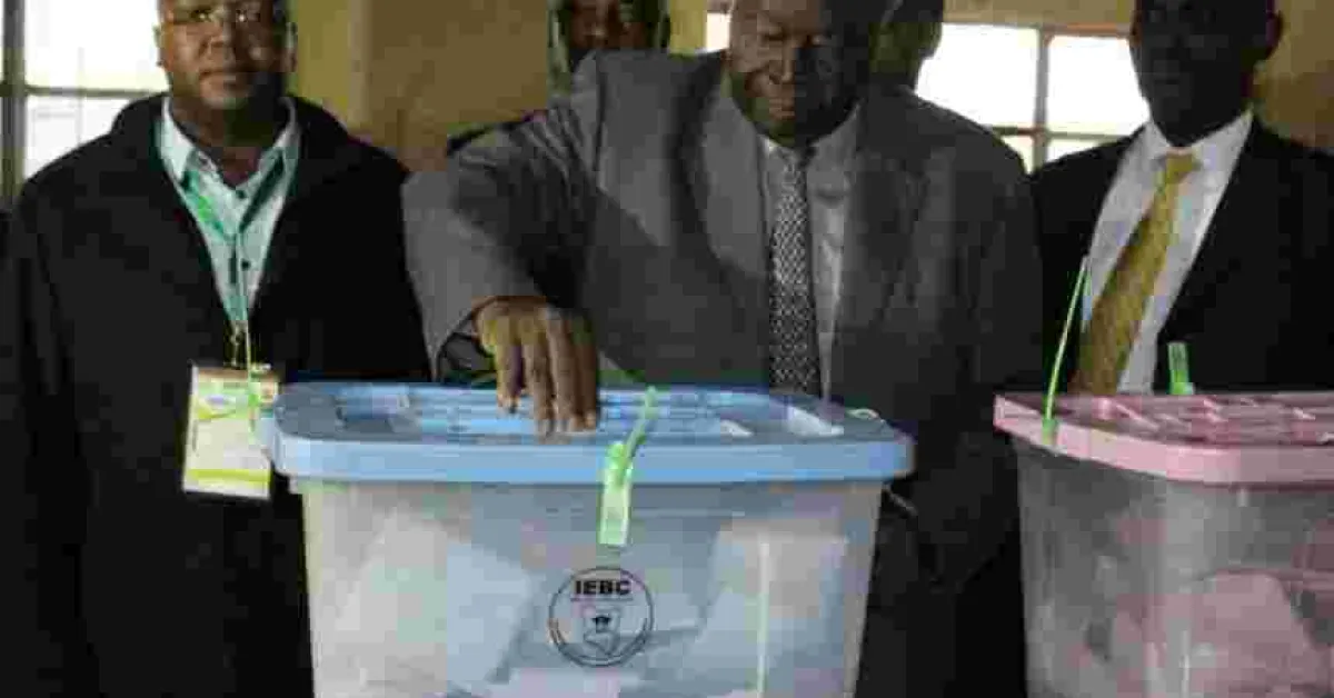 Former Presidents Kibaki, Moi Join Other Kenyans in Voting