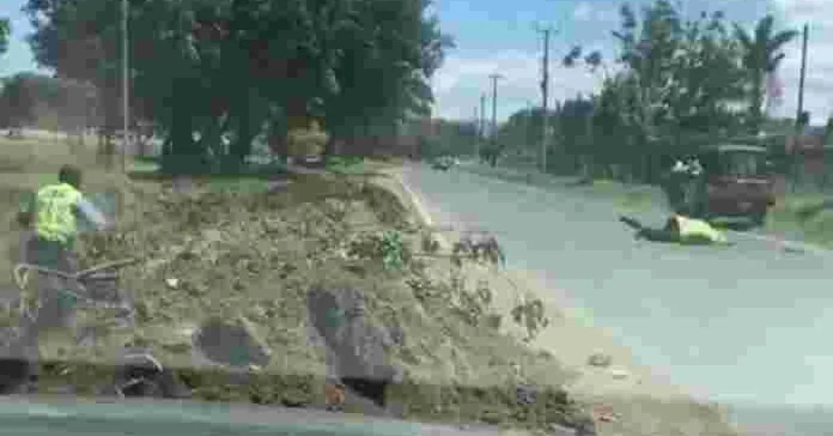 Video of Tuk Tuk Driver Hurling Stones at Two Kenyan Traffic Police Officers Goes Viral Online