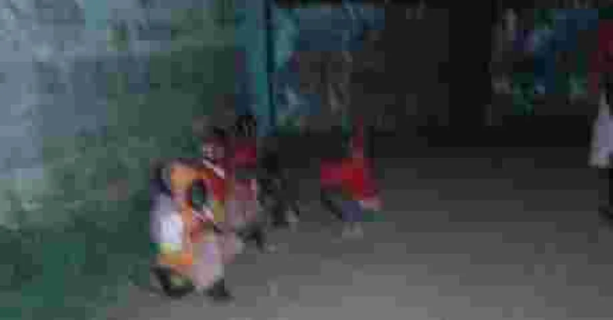 Photo of Small Kenyan Kids Waiting Outside School Gate at 5:30am Causes a Stir Online
