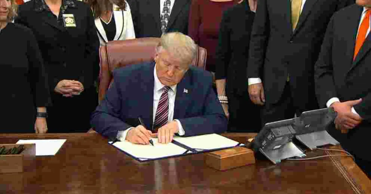 Trump to Sign New Executive Order Freezing Green Cards, Visas for Foreign Workers