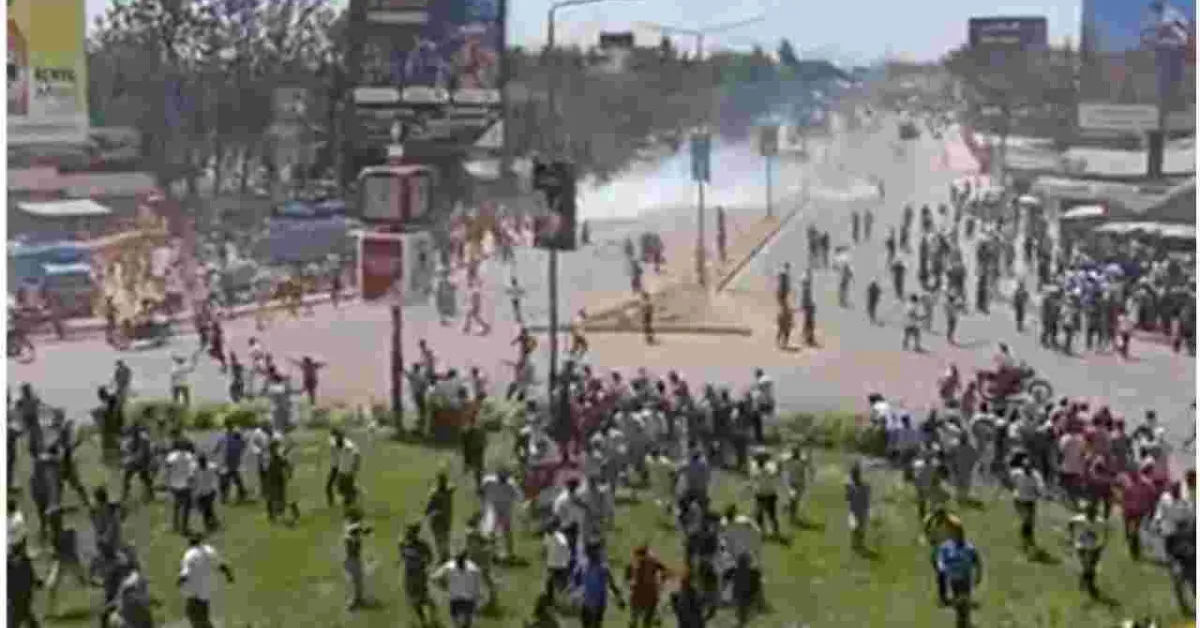 Chaos as Rowdy Youth Stone Deputy President William Ruto's Convoy in Kisumu