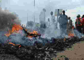 Chaos in Kisumu as Irate Youth Burn President Uhuru's Billboard