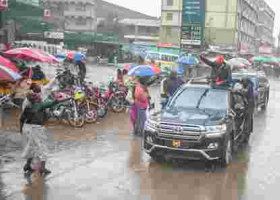 Kenyans Online React as President Uhuru Campaigns in the Rain