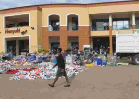 Residents Loot Stock as Nakumatt is Evicted from Mall
