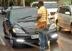 Brave Man Wins Kenyans' Hearts after Blocking MP's Car from Being Driven on the Wrong Side [VIDEO]