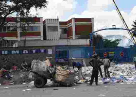 Nairobi Residents Loot Sh200 Million of Nakumatt's Stock after Dramatic Eviction