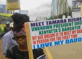 Photo of a Placard Carrying Woman Claiming to be President Uhuru's 'Uknown' Daughter Goes Viral Online