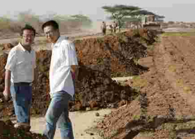 Three Chinese Contractors Videotaped Beating Up Kenyan Man at a Construction Site [VIDEO]