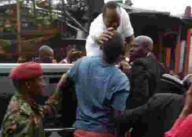 Nairobi Hawker Who Sold Chewing Gums to President Uhuru in 2017 Finally Receives His Sh40 [VIDEO]