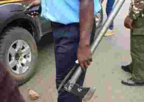 Kenyan Policeman Pictured Handling Murder Weapons with Bare Hands, Kenyans React