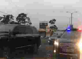 Activist Boniface Mwangi Blocks VIP Convoy Driving on the Wrong Side of City Road [VIDEO]