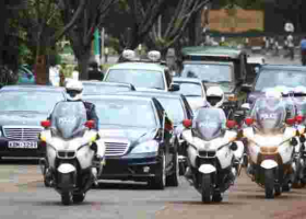 Placard-Carrying Man Arrested for Blocking Uhuru’s Motorcade in Nairobi