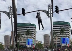 Shock as Man Claiming to be Jesus Tries Hanging Himself in Nairobi CBD