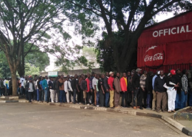 Thousands of Kenyans Queue to View Moi’s Body at Parliament 
