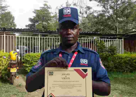 Honest Kenyan Security Guard Honored for Returning Bag Containing Sh103,000, iPhone and 3 Cheques