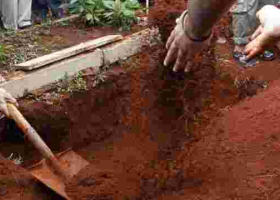 Kenyan Man Collapses and Dies While Addressing Mourners at His Wife's Burial 