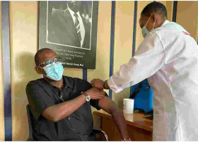 Uhuru Directs Cabinet Members to Take COVID-19 Vaccine 