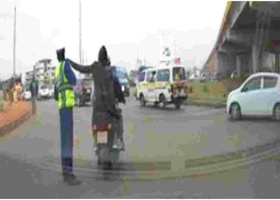 Video Shows Daring Muggers Snatching Phone from a Police Officer in Nairobi 