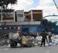 Nairobi Residents Loot Sh200 Million of Nakumatt's Stock after Dramatic Eviction