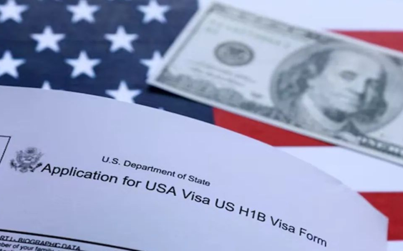 Laid-off H-1B Workers Face Rising Risk as USCIS Scrutinises B-1/B-2 Status Changes