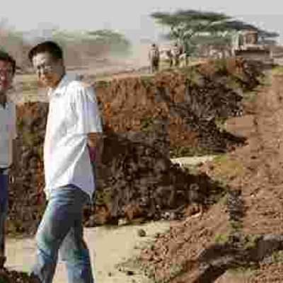 Three Chinese Contractors Videotaped Beating Up Kenyan Man at a Construction Site [VIDEO]