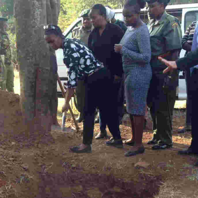 Sarah Wairimu in Tears as Tob Cohen is Buried in Nairobi