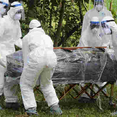 Kenya Reviews Protocols for Burial of Covid-19 Victims, to Get Rid of 'Men in White'