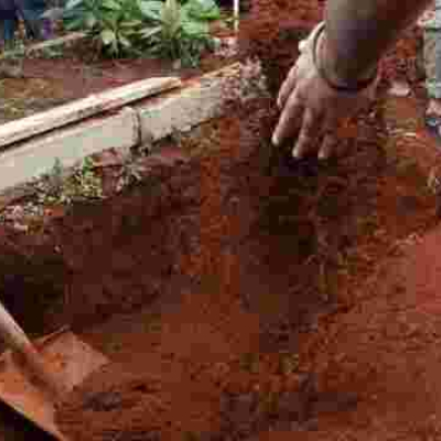 Kenyan Man Collapses and Dies While Addressing Mourners at His Wife's Burial 