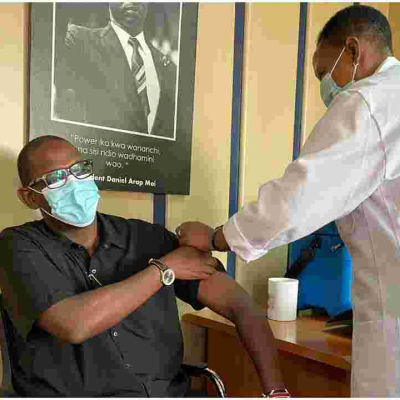 Uhuru Directs Cabinet Members to Take COVID-19 Vaccine 
