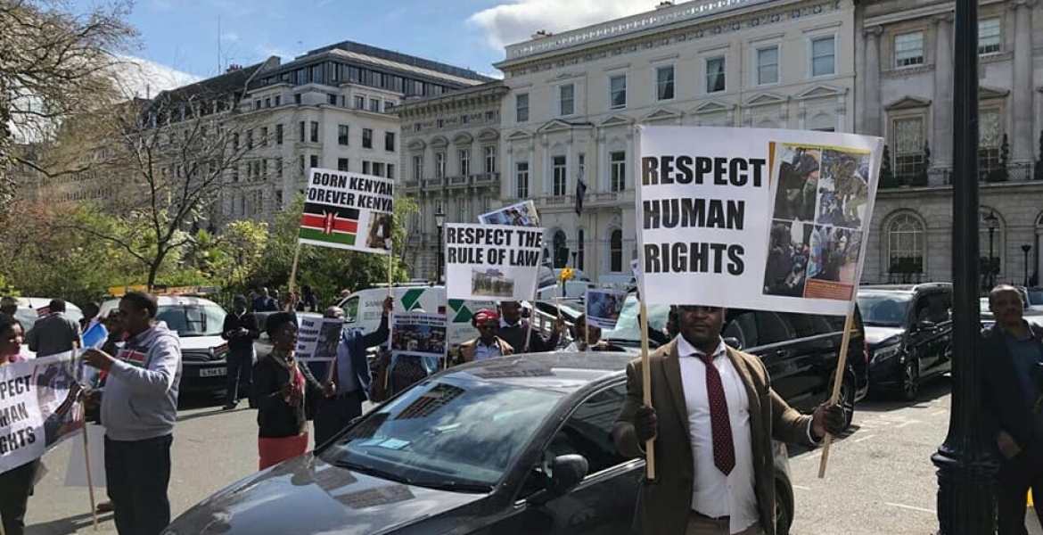 Kenyans in London Openly Show their Differences as President Kenyatta Leaves Chatham House [VIDEO]